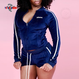 Vêtements de sport pour femmes, veste en velours, ensembles de survêtements personnalisés avec logo, tenues en velours, ensemble deux pièces avec veste zippée rayée et short - Product Image 2