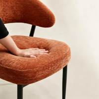 Chaise de salle à manger moderne en velours, dossier incurvé enveloppé, chaise d'appoint avec pieds en métal noir pour salle à manger, cuisine, maison