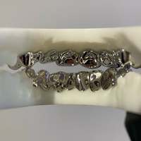 Grillz Gotico all'ingrosso in Argento Sterling S925 con Croce e Motivo a Rilievo Baby Face, Set Completo, Gioielli Hip Hop, Grillz Personalizzati per Denti
