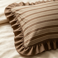 Housse de coussin à volants rayée verticale marron, beige et blanche en coton 100% style ferme moderne