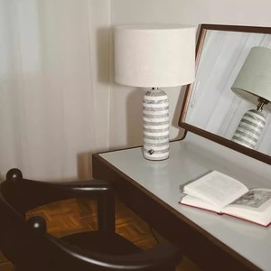 Lampe de table à base en marbre rayé noir et blanc, source lumineuse LED, ampoule E27, commande par interrupteur, lampe de bureau décorative minimaliste - Product Image 3