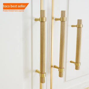 Toco — poignée de meuble en laiton au design antique, disponible en or brossé, idéale pour placard ou tiroir - Product Image 2