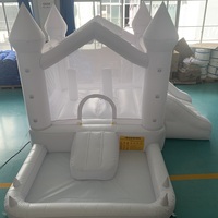 Château gonflable blanc pour mariage en extérieur, tout-en-un avec toboggan et piscine à balles, idéal pour les fêtes et le divertissement