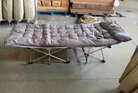 Lit pliant robuste à tubes carrés élargis avec coussin matelassé épais pour la sieste au bureau et lit de camp portable pour l'extérieur
