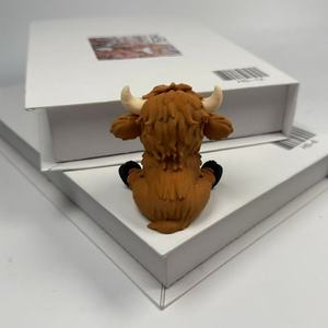 Vache des Highlands assise imprimée en 3D, adorable animal de bureau pour une touche de mignonnesse au bureau, décoration charmante pour anniversaires et thème ferme - Product Image 4