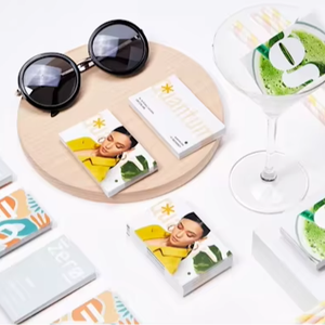 นามบัตรธุรกิจพิมพ์ออฟเซ็ตคุณภาพสูง พร้อมโลโก้และชื่อแบบกำหนดเอง วัสดุ PVC เคลือบเลเซอร์ - Product Image 1