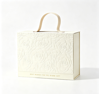 Boîte cadeau rigide de luxe en papier, imprimée quadricolore, avec poignée et fermeture magnétique à rabat, motif rose gaufrée, recyclable, pour mariage