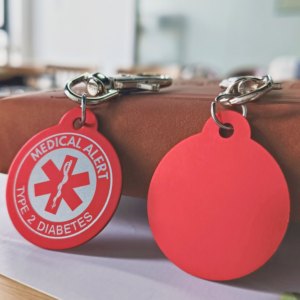 Porte-clés personnalisé d'<span class=keywords><strong>alerte</strong></span> médicale-Conception ronde en alliage de zinc <span class=keywords><strong>rouge</strong></span> froid, parfait pour la décoration de clés de voiture et les cadeaux souvenirs - Product Image 2