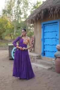 La mayoría de las ventas de vestido tradicional Navaratri para ocasiones festivas disponibles al mejor precio de exportación asequible de la India - Product Image 6