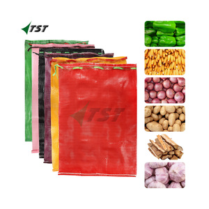 Sacke Mit Einem Zugband an Holz Kartoffeln Zwiebeln Rot Orange Gelb or Grun