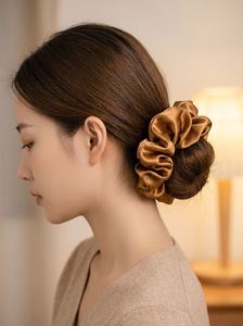 Vente en gros usine : Chouchou 100% Soie de Mûrier avec Bande Élastique en Satin pour Femmes, Accessoires Cheveux, Logo Personnalisé - Product Image 4