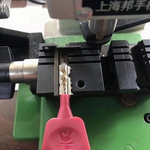Pince universelle rouge pour machine à tailler les clés Wangli – Fournitures de serrurerie - Product Image 2