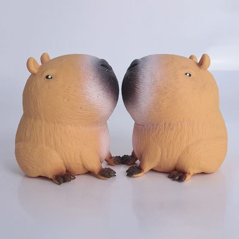 Due capibara grandi (pieni di colla)