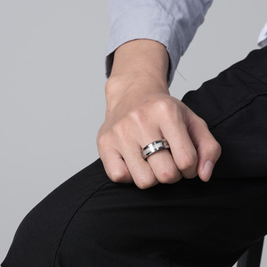 แหวนลายพรางเหล็กทังสเตนสำหรับผู้ชายขนาด 8 มม. ฝังสีดำแบบช่อง ของขวัญเครื่องประดับ - Product Image 3