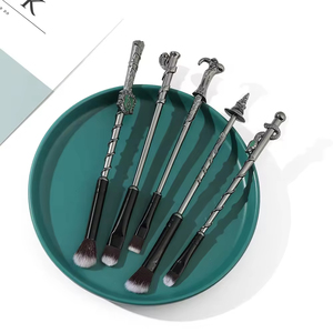 Nuevo Set <span class=keywords><strong>de</strong></span> 5 Brochas <span class=keywords><strong>de</strong></span> Maquillaje <span class=keywords><strong>de</strong></span> Harry Potter, Brochas <span class=keywords><strong>de</strong></span> Maquillaje <span class=keywords><strong>de</strong></span> Varita Mágica, Regalo, Brocha <span class=keywords><strong>de</strong></span> Maquillaje <span class=keywords><strong>de</strong></span> Sombra <span class=keywords><strong>de</strong></span> Ojos <span class=keywords><strong>de</strong></span> Salazar <span class=keywords><strong>Slytherin</strong></span> - Product Image 2