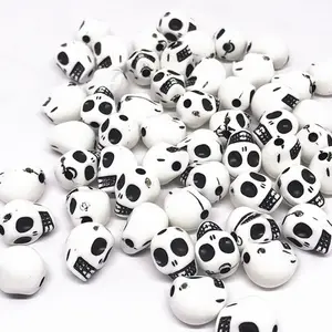 590pcs卸売ハロウィン10mm13mmアクリルスカルシェイプビーズブラックホワイトルースビーズスカルジュエリーマーキング用