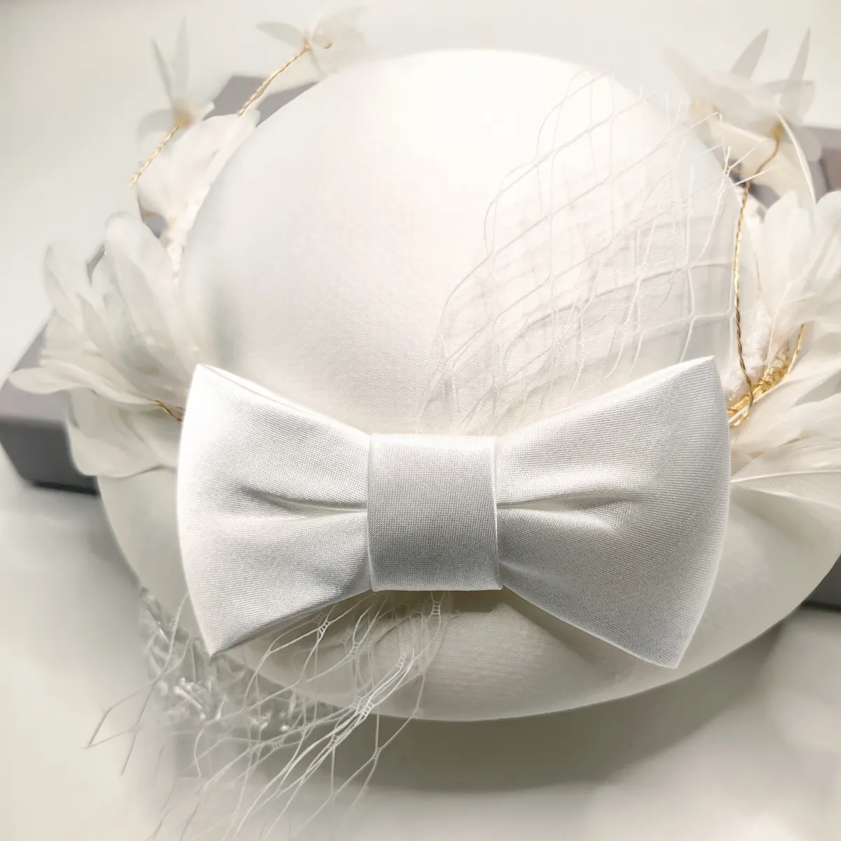 ผู้หญิงงานแต่งงานเจ้าสาวสีขาวซาตินโบว์ดอกไม้และ Feather Phillbox น้องชาพรรค Fascinator หมวก