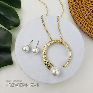 Ensemble de boucles d'oreilles et de collier en gros, en cuivre plaqué or, style hawaïen, motif de défilement élégant - Product Image 3