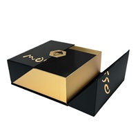 Boîte cadeau de mariage personnalisée en carton gris recyclé, double ouverture centrale, fermeture magnétique, doublure en éponge portable, logo en feuille d'or