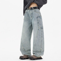 Pantalon en jean délavé et déchiré à jambe large avec broderie de perles - Style coupe ample et incurvée - Marque Couture