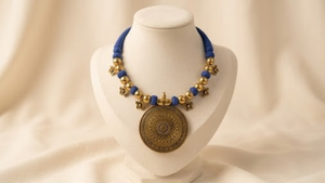 Ensemble de colliers ethniques bleus avec perles et médaillon en or antique oxydé pour femmes, bijoux traditionnels élégants pour mariage et fête - Product Image 3