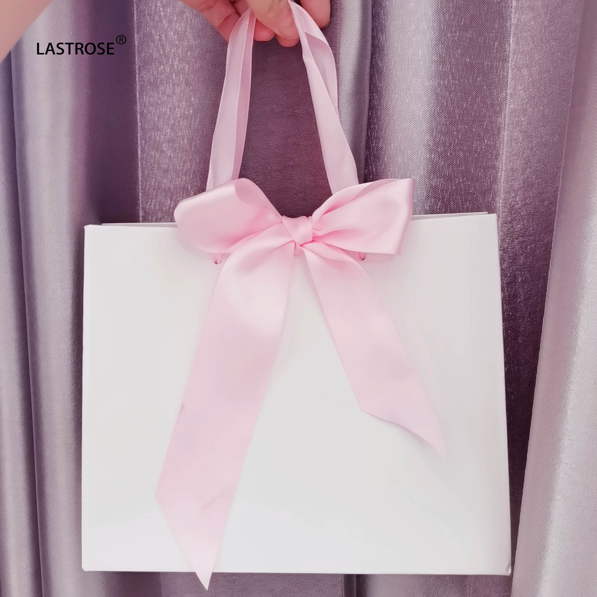 Sac en papier blanc avec nœud