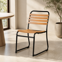 Chaise de salle à manger empilable noire avec structure en acier et assise en plastique à lattes de bois pour la maison, le café et le restaurant