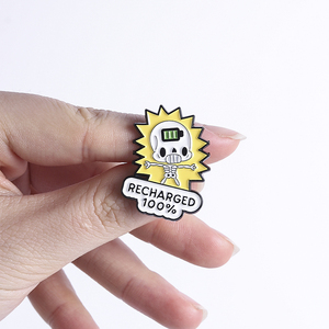 Broches émaillées avec motifs : Recharge 100% Squelette Batterie Pleine, <span class=keywords><strong>Tasse</strong></span> à café, Batterie Faible et Femme Rétro, et les inscriptions 'Demande à Papa' et 'Mams on Recharge' - Product Image 4