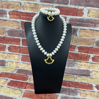Bracelet-collier en perles plaqué or avec breloque en forme de lettre grecque « Alpha » et motif de lierre, idéal pour les sœurs de sororité et les soirées