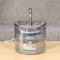Fontaine à eau pour chat automatique à faible niveau sonore en plastique transparent 61oz/1.8L Utilisation en intérieur Design arrondi
