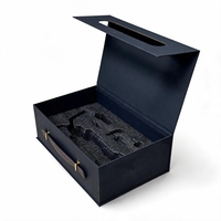 Boîte cadeau rigide pliable en une seule pièce avec poignée en PU recyclable personnalisée, fermeture magnétique, papier noir au toucher doux avec insert en mousse EVA