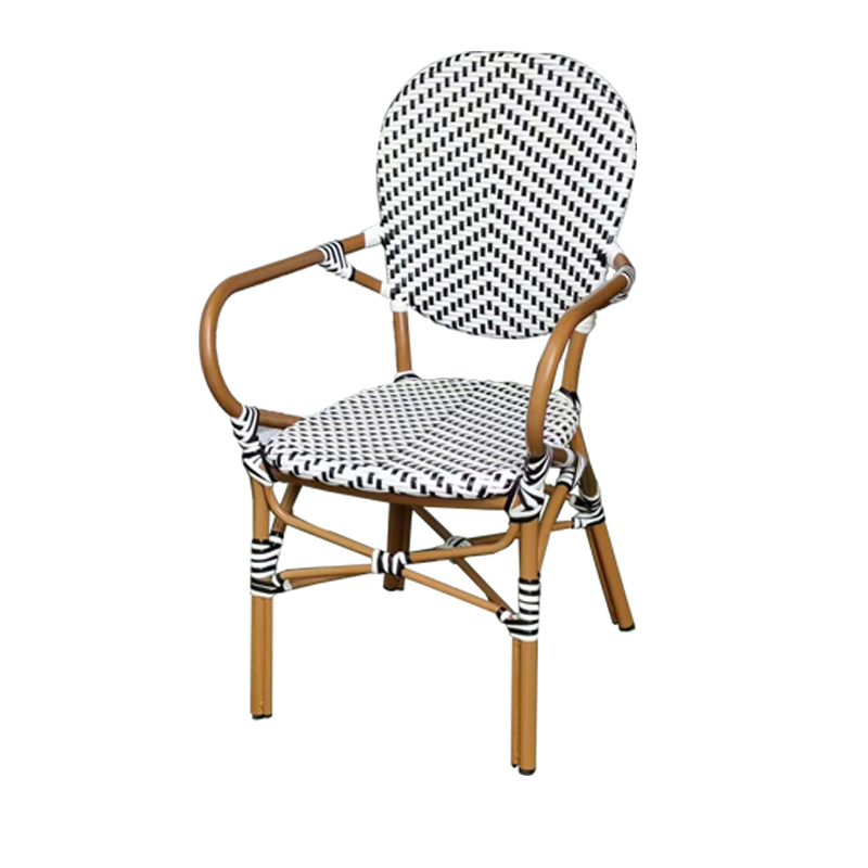 Chaises de pub parisien à pois blancs et noirs