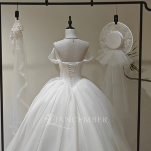 Robe de mariée LY116 moderne et classique avec volants aux épaules, longue, à motifs floraux, appliques en cristal, traîne chapelle, en tissu dentelle pour femme - Product Image 6