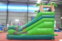 Toboggan gonflable à trois voies sur le thème de la jungle avec palmiers pour enfants, parc aquatique d'été, fête foraine de jardin, aire de jeux extérieure