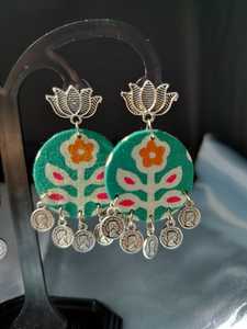 Pendientes de peso ligero de aleación de tonos plateados oxidados de tela hecha a mano de alta calidad, colgantes de monedas de estilo étnico moderno - Product Image 2