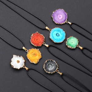 Collier pendentif en tranche d'agate naturelle motif tournesol, bord plaqué or, charme en agate brute avec cordon ciré, vente en gros de bijoux - Product Image 4