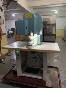 Nouvelle machine d'usine de chaussures <span class=keywords><strong>automatique</strong></span> YUTAI YT-907 pour la pose de boutons à crochet <span class=keywords><strong>sur</strong></span> chaussures de sécurité/chaussures d'escalade/bottes - Product Image 6