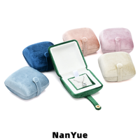 Nieuwe fluwelen vierkante kettingdoos, draagbare hanger opbergdoos, aangepaste logo luxe verlovings- en trouwjuwelen verpakkings- en presentatiedoos