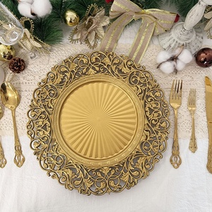Decoración de mesa de fiesta de boda redonda de lujo bordes tallados en oro patrón de flores vintage placas de cargador de plástico Acrílico - Product Image 1