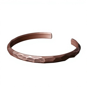 Exclusiva Pulsera de Cobre con Detalles Artísticos Hechos a Mano y Diseño Ajustable Cómodo para Adultos - Product Image 1