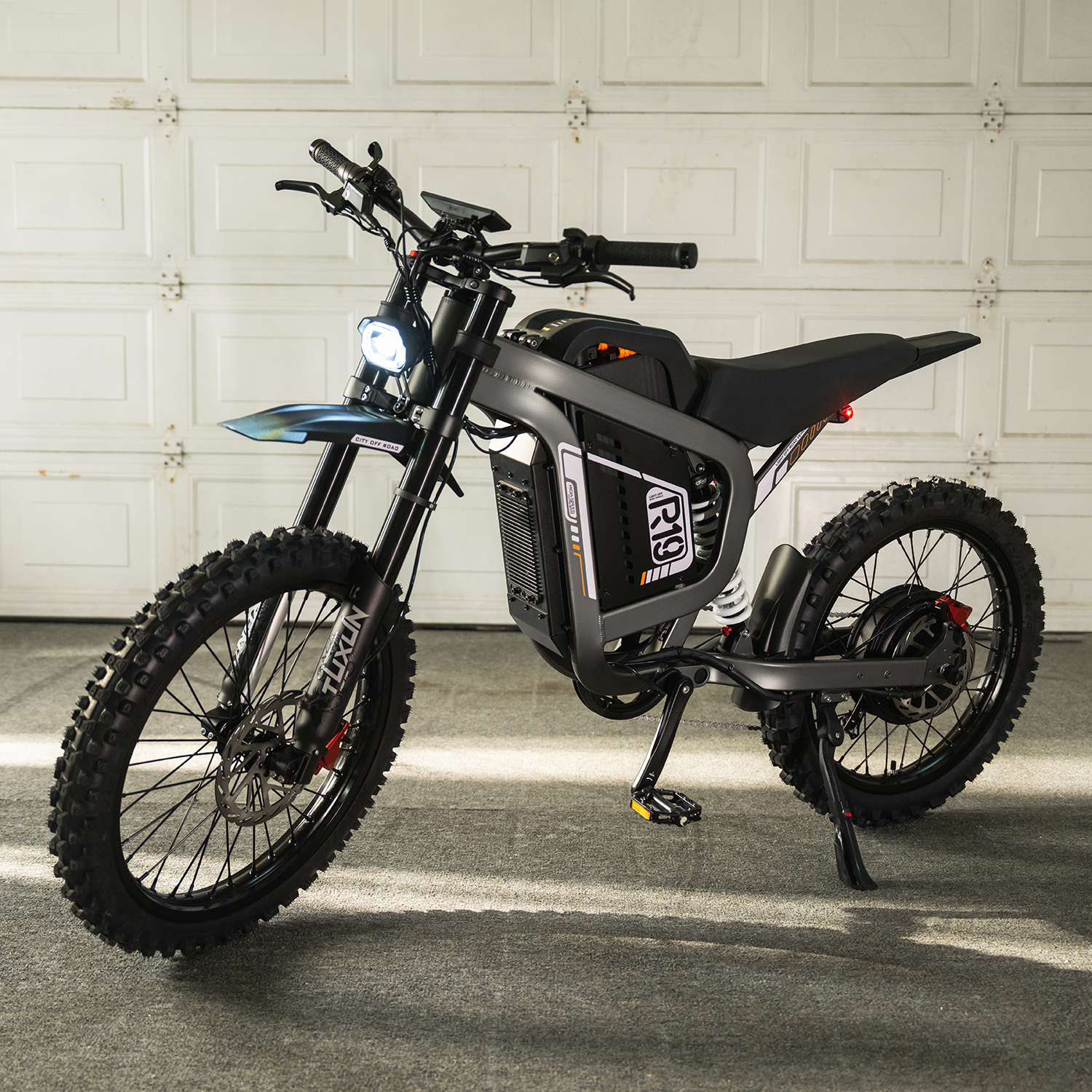 Moto tout-terrain gris clair