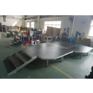 Scène télescopique portable en aluminium pour extérieur, avec montage facile et surface antidérapante, idéale pour mariages et événements intérieurs/extérieurs - Product Image 1