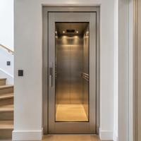 Ascenseur résidentiel compact avec porte en verre, cadre or champagne, affichage LED et vue transparente pour villa