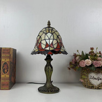 Lampe de table en verre teinté LongHuiJing 8 pouces, base en alliage de zinc, douille E26 E27, abat-jour géométrique rouge en forme de cloche, vente en gros d'usine