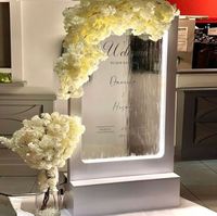 Bienvenue à votre mariage avec une magnifique fontaine d'entrée en cascade, miroir, décorations de mariage élégantes