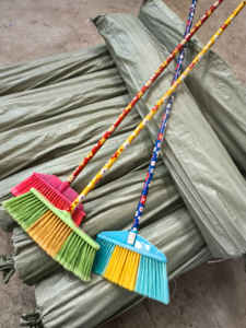 Venta al por mayor de palos de escoba de madera recubiertos de colores con diseño floral de China, tubo de PVC de colores de diferentes longitudes, mango de fregona de plástico del fabricante - Product Image 1