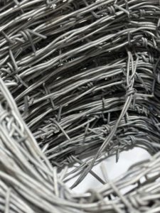 Filo Spinato Zincato a Doppio Filo, Durevole e Facile da Installare per Recinzioni di Sicurezza in Cantieri, Magazzini, Fattorie e Aree Residenziali - Product Image 4