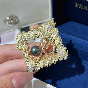 Broche de Letra con Simetría Geométrica, Diseño Cuadrado, Estilo Tahitiano, Decoración Floral para el Pecho, Venta al por Mayor y al Detal - Product Image 5