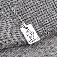 Cadeau Fête des Pères pour Papa - Collier avec citation « Mon papa, mon héros », pendentif gravé en forme de plaque militaire 22x20mm, finition miroir, chaîne argentée pour homme