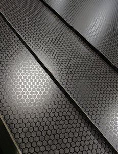 Haute qualité nid d'abeille anti-dérapant hexagone noir Film face contreplaqué Marine antidérapant Construction coffrage prix bouleau <span class=keywords><strong>pin</strong></span> <span class=keywords><strong>placage</strong></span> - Product Image 1
